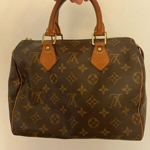 VINTAGE AUTHENTIC- Vintage Louis Vuitton Speedy Bag. 10x7.🖤